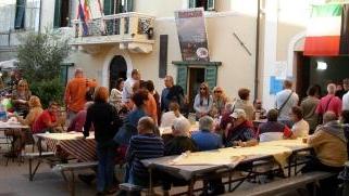 Una festa davanti al municipio di Montescudaio