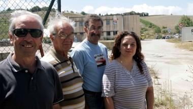A sinistra un gruppo di residenti che protestano e sopra il sindaco Occhipinti     