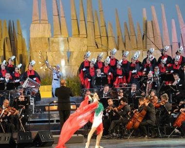 Si rinnova la magia del Teatro del Silenzio; tanti gli artisti italiani e cinesi sul palcoscenico naturale: Andrea Bocelli, Renato Zero, Nek, la prima ballerina dellOpera di Parigi Eleonora Abbagnato, il quartetto di soprani Div4s. Nella foto al centro Cesare Romiti tra il pubblico 