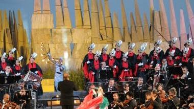 Si rinnova la magia del Teatro del Silenzio; tanti gli artisti italiani e cinesi sul palcoscenico naturale: Andrea Bocelli, Renato Zero, Nek, la prima ballerina dell’Opera di Parigi Eleonora Abbagnato, il quartetto di soprani Div4s. Nella foto al centro Cesare Romiti tra il pubblico