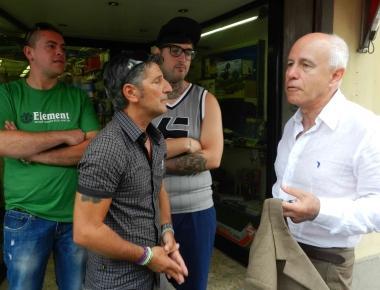 A sinistra: i precari a tu per tu col presidente della Compagnia Enzo Raugei. A destra: espongono uno striscione dal Palazzo del portuale  