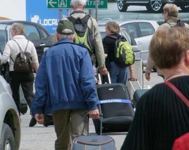 <b>IN VIAGGIO.</b> Turisti con bagagli al seguito pronti a partire per le vacanze in una foto darchivio    