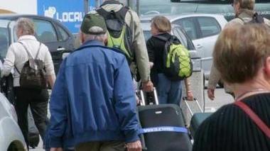 <b>IN VIAGGIO.</b> Turisti con bagagli al seguito pronti a partire per le vacanze in una foto d’archivio