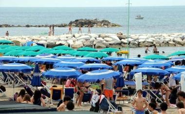 <b>IN SPIAGGIA.</b> Turisti si godono il sole sul nostro litorale E sotto Paolo Arpagaus  