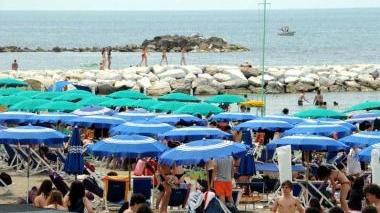 <b>IN SPIAGGIA.</b> Turisti si godono il sole sul nostro litorale E sotto Paolo Arpagaus