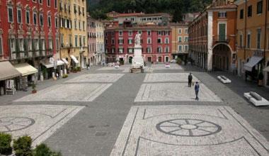 Una veduta di piazza Alberica