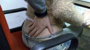 Molestata e palpeggiata mentre aspetta il treno