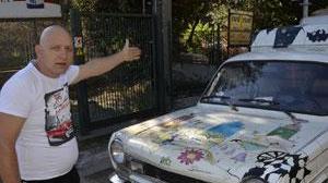«Blocco il viale e mi faccio esplodere» La rabbia di Ape: diffidato dal Comune, le roulotte come case abusive