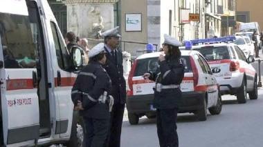 Centro storico, la polizia municipale sgombera uno stabile dove bivaccavano extracomunitari