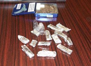 Ragazze fermate sulla spiaggia con dell'hashish