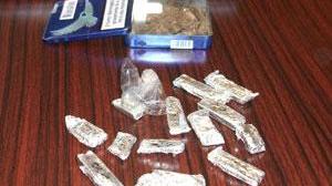 Ragazze fermate sulla spiaggia con dell'hashish