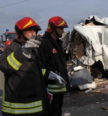 Vigili del fuoco impegnati in superstrada  