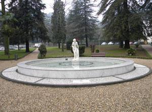Le acque delle fontana diventano blu Folla di curiosi invade Bagni di Lucca