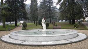 Le acque delle fontana diventano blu Folla di curiosi invade Bagni di Lucca