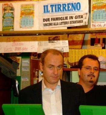 Giovanni e Davide Catelli nella loro ricevitoria 