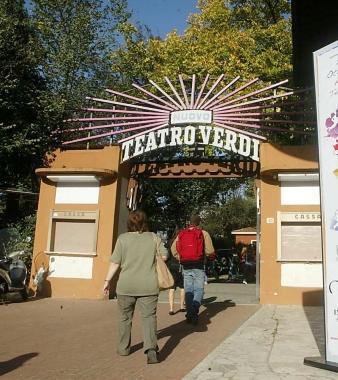 Lingresso del Teatro Verdi dove alcune categorie vorrebbero le serate di Miss Italia      