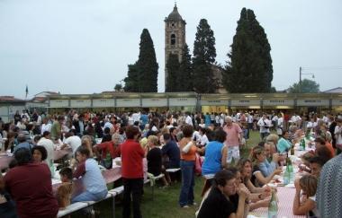 Tavoli allaperto in una sagra paesana 