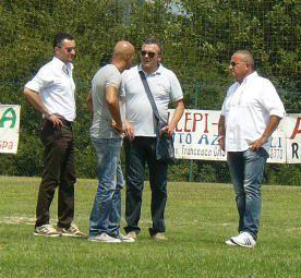 Raffaele Pinzani (il primo a sin.) sul campo di Staffoli 