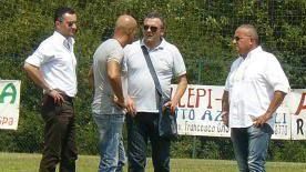 Raffaele Pinzani (il primo a sin.) sul campo di Staffoli