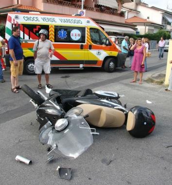 <b>INCIDENTI. </b>Uno scooter a terra dopo uno scontro     
