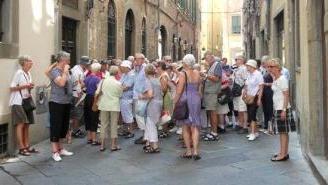 Tanti turisti nel centro storico di giorno