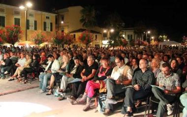 Piazza Menconi stracolma per la serata inaugurale del Lunezia 