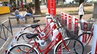 La postazione Pistoia in bici di piazza San Francesco in una foto d’archivio
