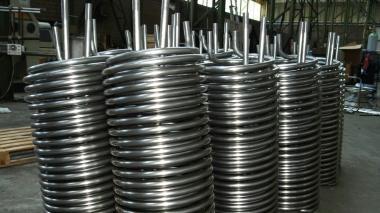 Lavoro in un mobilificio A sinistra serpentine d’ acciaio in una azienda metal- meccanica