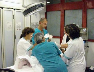Medici ed infermieri durante un intervento di pronto soccorso 