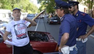 Blocca la strada e si cosparge con il liquido infiammabile