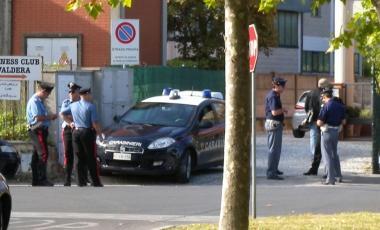 I carabinieri ieri mattina alla ricerca di testimonianze utili alle indagini sullassalto alla casa dellorafo 
