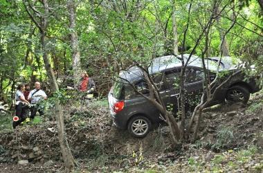 La Renault Clio in fondo alla scarpata lungo la Pistoia-Riola 