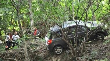 La Renault Clio in fondo alla scarpata lungo la Pistoia-Riola