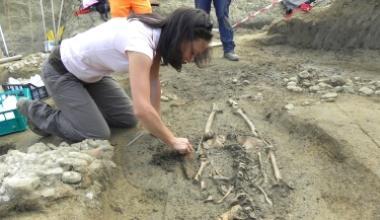 Dieci scheletri del VII secolo riemergono dall'argilla