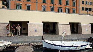 "Troppo tardi per servirvi da bere" In 5 pestano gestore di una cantina con bastonate e spray urticante