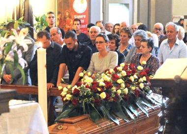 Un momento della cerimonia funebre nella chiesa della Misericordia 