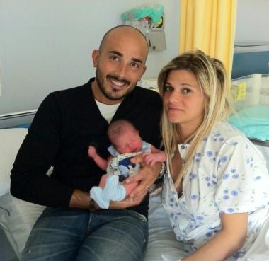 Il piccolo Mattia insieme alla mamma e al babbo 