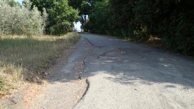 Buche come crateri sulla via San Finocchi