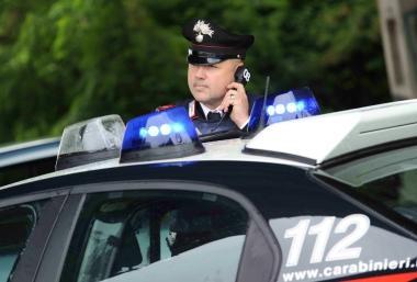 Un carabiniere ad un posto di controllo 