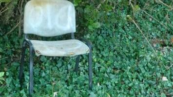 <b>RIFIUTI</b> Una sedia abbandonata nella macchia