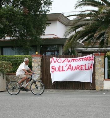 <b>CORO DI NO. </b>Un lenzuolo di protesta accanto al ristorante Rosa dei Venti 