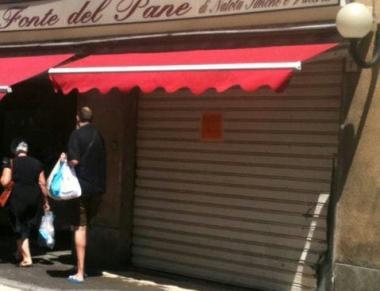 La saracinesca della Fonte del pane in via di Salviano rotta a causa dello scontro Il conducente della vettura era rimasto incastrato tra le lamiere ma per fortuna non &egrave; grave 