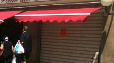 La saracinesca della Fonte del pane in via di Salviano rotta a causa dello scontro Il conducente della vettura era rimasto incastrato tra le lamiere ma per fortuna non è grave