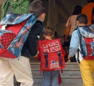 Bambini allentrata di scuola  