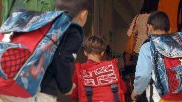 Bambini all’entrata di scuola