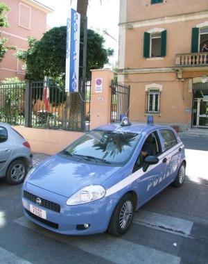 Una vettura della polizia davanti al comando 