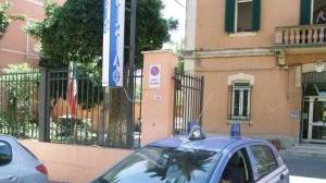 Una vettura della polizia davanti al comando