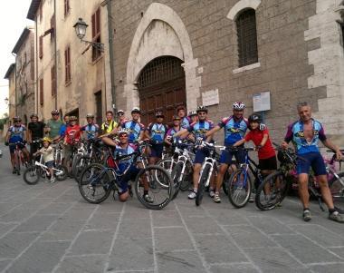 Uc Piombino: noi in bici mentre la città era a tavola