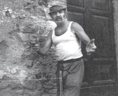 Una vecchia foto che ritrae Alberto Venturi muratore, scultore e poeta 