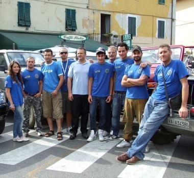Foto di gruppo per la firma della convenzione tra il Comune e lassociazione Vicopisano fuoristrada club   